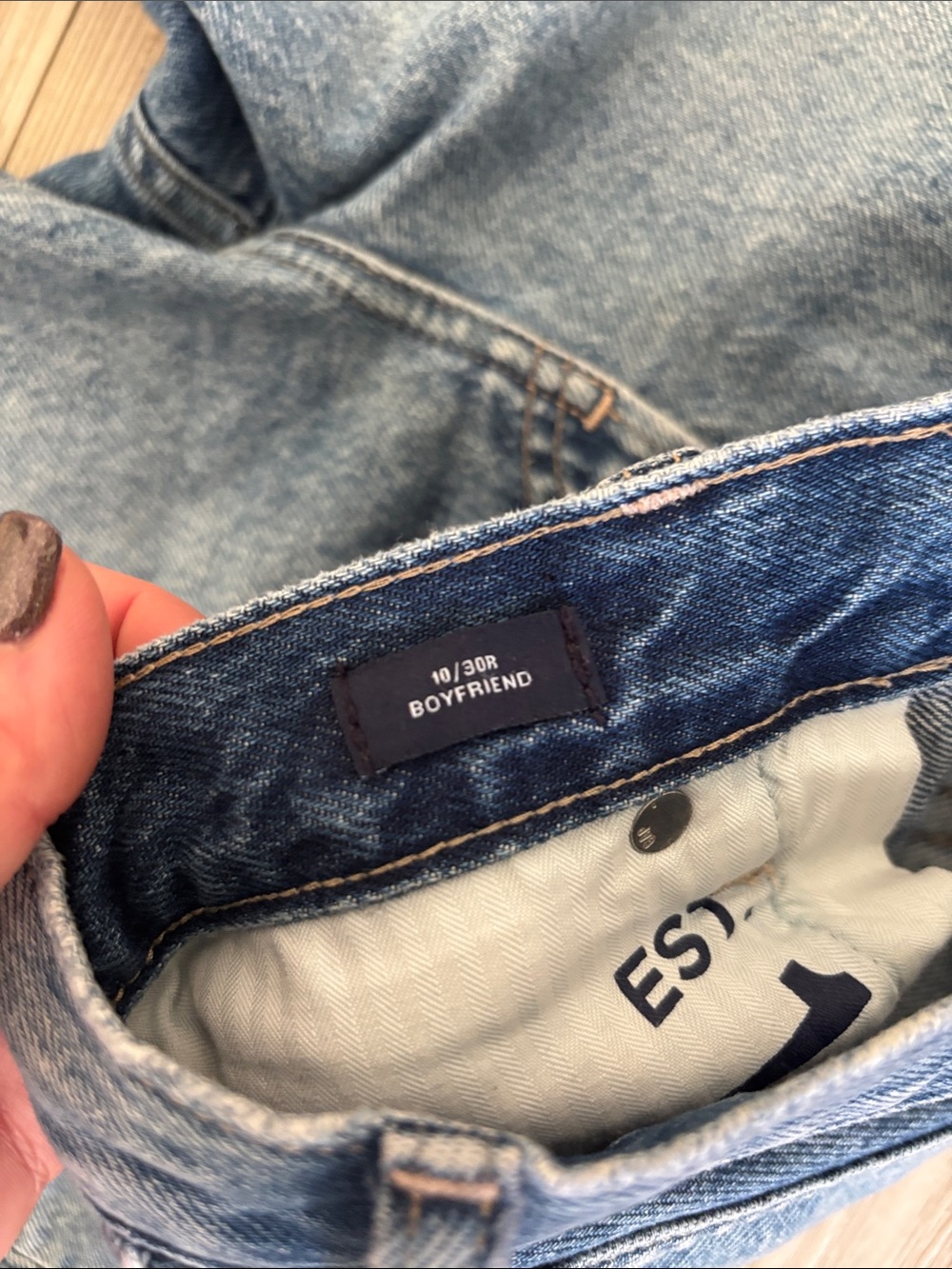 GAP Women’s Boyfriend Ripped Relaxed Jeans - Picture 3 of 4